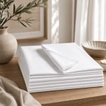 ΣΕΝΤΟΝΟΠΑΝΟ (ΧΑΣΕΣ)  80% 20% ΣΥΝΘΕΣΗ 80% Cotton – 20% Polyester, 144 T.C. Εξαιρετικά εύκολο στο σιδέρωμα και δεν τσαλακώνει εύκολα. Τα τόπια είναι σε δίπλες περίπου 40-45 μέτρα.