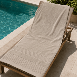 Η πετσέτα Πισίνας - Spa Αstron Italy με διαστάση 80×150 εκατοστά είναι ένα προϊόν υψηλής ποιότητας. Έχει υποστεί ειδική επεξεργασία με αποτέλεσμα να έχει εξαιρετική αντοχή στο χλώριο, σε υψηλές θερμοκρασίες πλυσίματος και τα χρώματά της παραμένουν ζωντανά σε μακροχρόνια χρήση. Κατασκευασμένη από 100% βαμβάκι πεννιε βάρους 550gr/m2