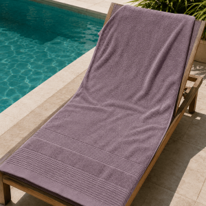 Η πετσέτα Πισίνας - Spa Αstron Italy με διαστάση 80×150 εκατοστά είναι ένα προϊόν υψηλής ποιότητας. Έχει υποστεί ειδική επεξεργασία με αποτέλεσμα να έχει εξαιρετική αντοχή στο χλώριο, σε υψηλές θερμοκρασίες πλυσίματος και τα χρώματά της παραμένουν ζωντανά σε μακροχρόνια χρήση. Κατασκευασμένη από 100% βαμβάκι πεννιε βάρους 550gr/m2