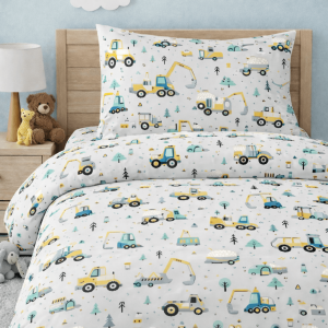 Το σετ περιλαμβάνει δύο σεντόνια διάστασης 170x260cm και μία μαξιλαροθήκη 52x72cm Σετ τριών τεμαχίων παιδικά σεντόνια με χαρούμενες αποχρώσεις και σχέδια με όμορφες παραστάσεις, που θα αναδείξουν το παιδικό δωμάτιο και θα δώσουν χαρά σε όλους τους μικρούς μας φίλους.