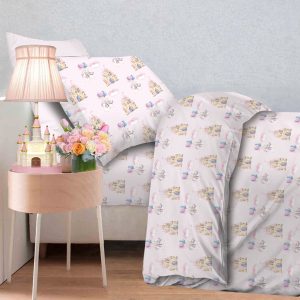 Το σετ περιλαμβάνει δύο σεντόνια διάστασης 170x260cm και μία μαξιλαροθήκη 52x72cm Σετ τριών τεμαχίων παιδικά σεντόνια με χαρούμενες αποχρώσεις και σχέδια με όμορφες παραστάσεις, που θα αναδείξουν το παιδικό δωμάτιο και θα δώσουν χαρά σε όλους τους μικρούς μας φίλους.