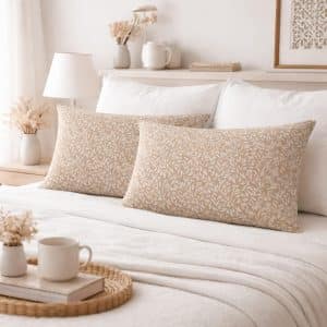 Μαξιλαροθήκες (σετ δυο τεμαχίων). Είναι κατασκευασμένες από 100% cotton rich ΠΕΝΝΙΕ ύφασμα 144 κλωστών, με ειδική επεξεργασία για εύκολο σιδέρωμα. Είναι απαλές, υποαλλεργικές, ιδανικές για έναν υγιεινό και άνετο ύπνο.