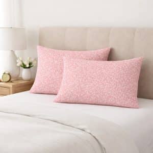 Μαξιλαροθήκες (σετ δυο τεμαχίων). Είναι κατασκευασμένες από 100% cotton rich ΠΕΝΝΙΕ ύφασμα 144 κλωστών, με ειδική επεξεργασία για εύκολο σιδέρωμα. Είναι απαλές, υποαλλεργικές, ιδανικές για έναν υγιεινό και άνετο ύπνο.