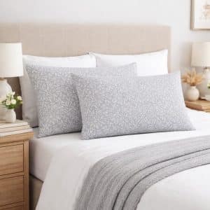 Μαξιλαροθήκες (σετ δυο τεμαχίων). Είναι κατασκευασμένες από 100% cotton rich ΠΕΝΝΙΕ ύφασμα 144 κλωστών, με ειδική επεξεργασία για εύκολο σιδέρωμα. Είναι απαλές, υποαλλεργικές, ιδανικές για έναν υγιεινό και άνετο ύπνο.