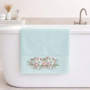 Η πετσέτα Μπάνιου Αstron Italy με διαστάσεις 70×140 εκατοστά είναι ένα προϊόν υψηλής ποιότητας. Κατασκευασμένη από 100% βαμβάκι πεννιε βάρους 500gr/m2.