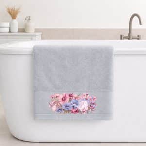 Η πετσέτα Μπάνιου Αstron Italy με διαστάσεις 70×140 εκατοστά είναι ένα προϊόν υψηλής ποιότητας. Κατασκευασμένη από 100% βαμβάκι πεννιε βάρους 500gr/m2