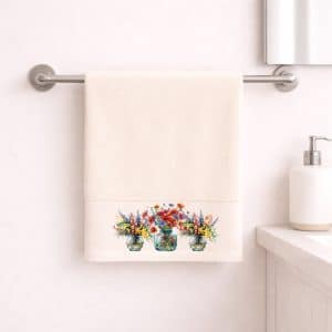 Η πετσέτα προσώπου Αstron Italy με διαστάσεις 50×90 εκατοστά είναι ένα προϊόν υψηλής ποιότητας. Κατασκευασμένη από 100% βαμβάκι πεννιε βάρους 500gr/m2