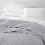 Κουβερλί Ξενοδοχείου 100% Cotton της Εταιρίας Astron Italy, άριστης ποιότητας, από ύφασμα 100% Βαμβάκι, με εξαιρετική ανθεκτικότητα και απαλή αίσθηση. Ιδανικό για ξενοδοχεία για να ομορφύνει τον χώρο.