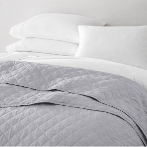 Κουβερλί Ξενοδοχείου 100% Cotton της Εταιρίας Astron Italy, άριστης ποιότητας, από ύφασμα 100% Βαμβάκι, με εξαιρετική ανθεκτικότητα και απαλή αίσθηση. Ιδανικό για ξενοδοχεία για να ομορφύνει τον χώρο.