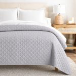 Κουβερλί Ξενοδοχείου 100% Cotton της Εταιρίας Astron Italy, άριστης ποιότητας, από ύφασμα 100% Βαμβάκι, με εξαιρετική ανθεκτικότητα και απαλή αίσθηση. Ιδανικό για ξενοδοχεία για να ομορφύνει τον χώρο.