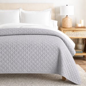 Κουβερλί Ξενοδοχείου 100% Cotton της Εταιρίας Astron Italy, άριστης ποιότητας, από ύφασμα 100% Βαμβάκι, με εξαιρετική ανθεκτικότητα και απαλή αίσθηση. Ιδανικό για ξενοδοχεία για να ομορφύνει τον χώρο.