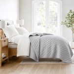 Κουβερλί Ξενοδοχείου 100% Cotton της Εταιρίας Astron Italy, άριστης ποιότητας, από ύφασμα 100% Βαμβάκι, με εξαιρετική ανθεκτικότητα και απαλή αίσθηση. Ιδανικό για ξενοδοχεία για να ομορφύνει τον χώρο.