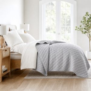 Κουβερλί Ξενοδοχείου 100% Cotton της Εταιρίας Astron Italy, άριστης ποιότητας, από ύφασμα 100% Βαμβάκι, με εξαιρετική ανθεκτικότητα και απαλή αίσθηση. Ιδανικό για ξενοδοχεία για να ομορφύνει τον χώρο.