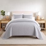 Κουβερλί Ξενοδοχείου 100% Cotton της Εταιρίας Astron Italy, άριστης ποιότητας, από ύφασμα 100% Βαμβάκι, με εξαιρετική ανθεκτικότητα και απαλή αίσθηση. Ιδανικό για ξενοδοχεία για να ομορφύνει τον χώρο.