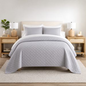 Κουβερλί Ξενοδοχείου 100% Cotton της Εταιρίας Astron Italy, άριστης ποιότητας, από ύφασμα 100% Βαμβάκι, με εξαιρετική ανθεκτικότητα και απαλή αίσθηση. Ιδανικό για ξενοδοχεία για να ομορφύνει τον χώρο.