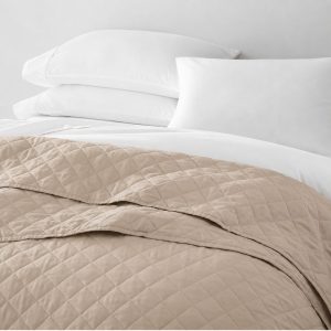 Κουβερλί Ξενοδοχείου 100% Cotton της Εταιρίας Astron Italy, άριστης ποιότητας, από ύφασμα 100% Βαμβάκι, με εξαιρετική ανθεκτικότητα και απαλή αίσθηση. Ιδανικό για ξενοδοχεία για να ομορφύνει τον χώρο.