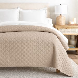 Κουβερλί Ξενοδοχείου 100% Cotton της Εταιρίας Astron Italy, άριστης ποιότητας, από ύφασμα 100% Βαμβάκι, με εξαιρετική ανθεκτικότητα και απαλή αίσθηση. Ιδανικό για ξενοδοχεία για να ομορφύνει τον χώρο.