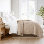 Κουβερλί Ξενοδοχείου 100% Cotton της Εταιρίας Astron Italy, άριστης ποιότητας, από ύφασμα 100% Βαμβάκι, με εξαιρετική ανθεκτικότητα και απαλή αίσθηση. Ιδανικό για ξενοδοχεία για να ομορφύνει τον χώρο.