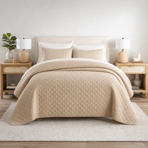 Κουβερλί Ξενοδοχείου 100% Cotton της Εταιρίας Astron Italy, άριστης ποιότητας, από ύφασμα 100% Βαμβάκι, με εξαιρετική ανθεκτικότητα και απαλή αίσθηση. Ιδανικό για ξενοδοχεία για να ομορφύνει τον χώρο.