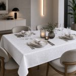 Διαχρονικό τραπεζομάντηλο 140x140cm από εξαιρετική ποιότητα, με διακριτικά σχέδια.